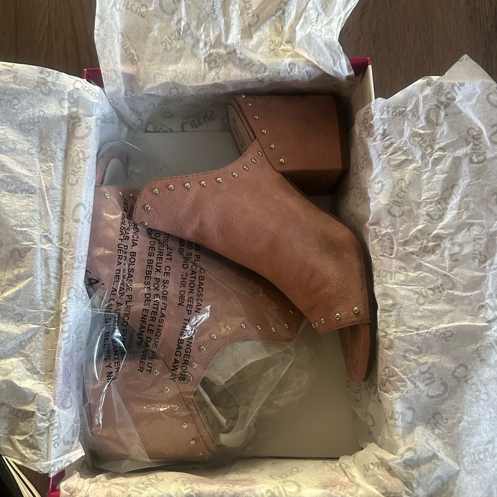 Suede Mules with Classic Design